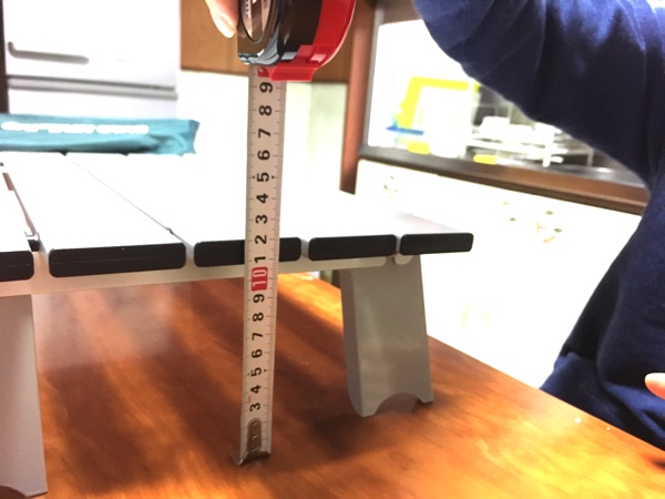 キャプテンスタッグのアルミローテーブルの高さを測った写真