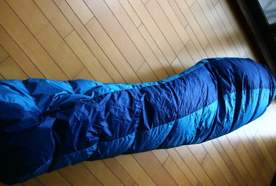 ナンガのオーロラライト600DX　寝袋を縦に折った写真