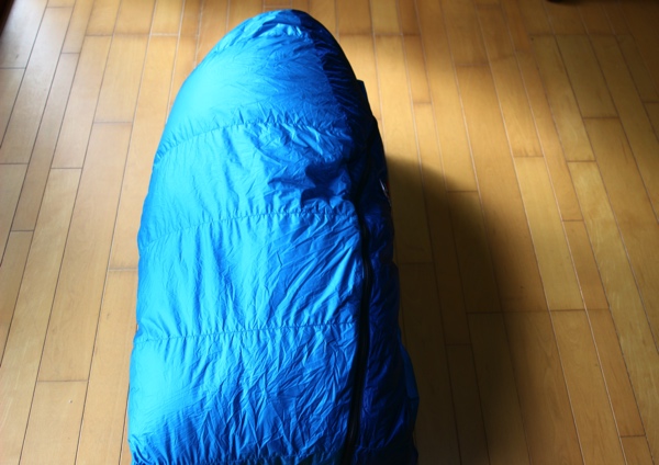 ナンガのオーロラライト600DX　寝袋を折り曲げた写真