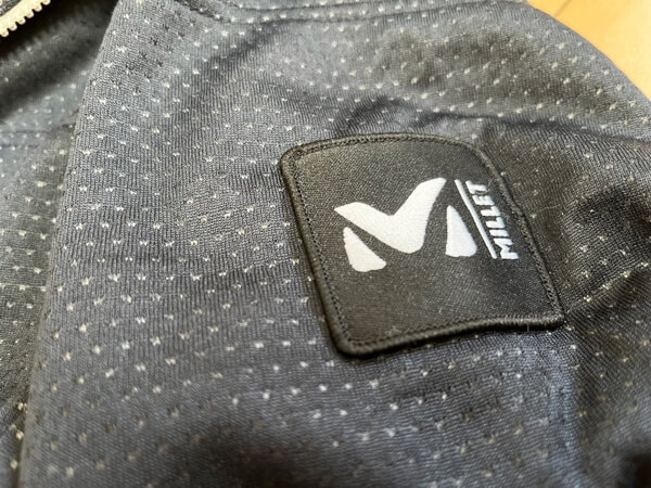 ミレー アルファライトスウェットジャケットのロゴ